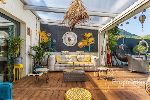 Appartement avec terrasse et piscine 4