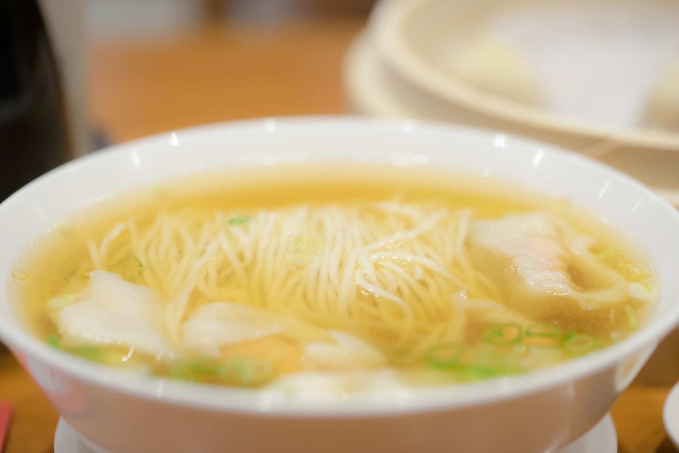 鼎泰豊 えびと豚肉入りワンタン麺