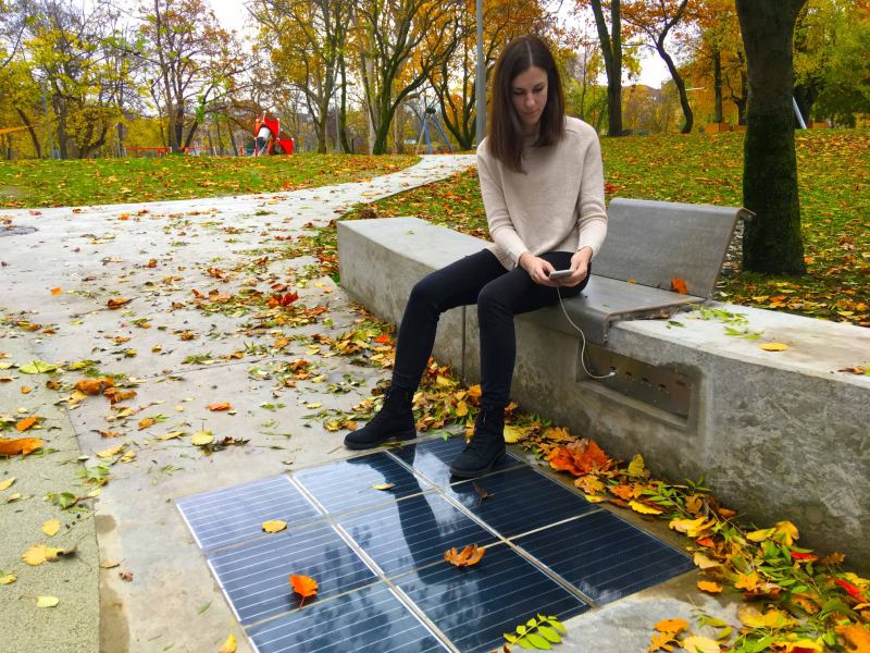 , Húngaros crean piso solar hecho con botellas recicladas que genera energía todo el año