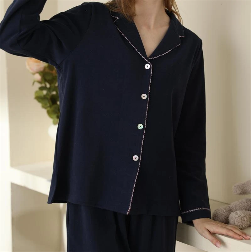Damski pajamas z cienkiego, szczotkowanego welwetu. Miękki i wygodny zestaw do spania i relaksu w domu. Zapewnia ciepło i elegancję.