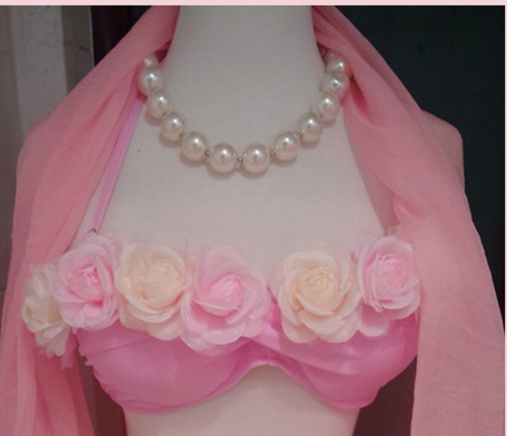 Dames handgestikt bloemen snoep bikini badpak. Een uniek en stijlvol ontwerp voor de zomer. Geniet van de zon en het strand in deze handgemaakte bikini.