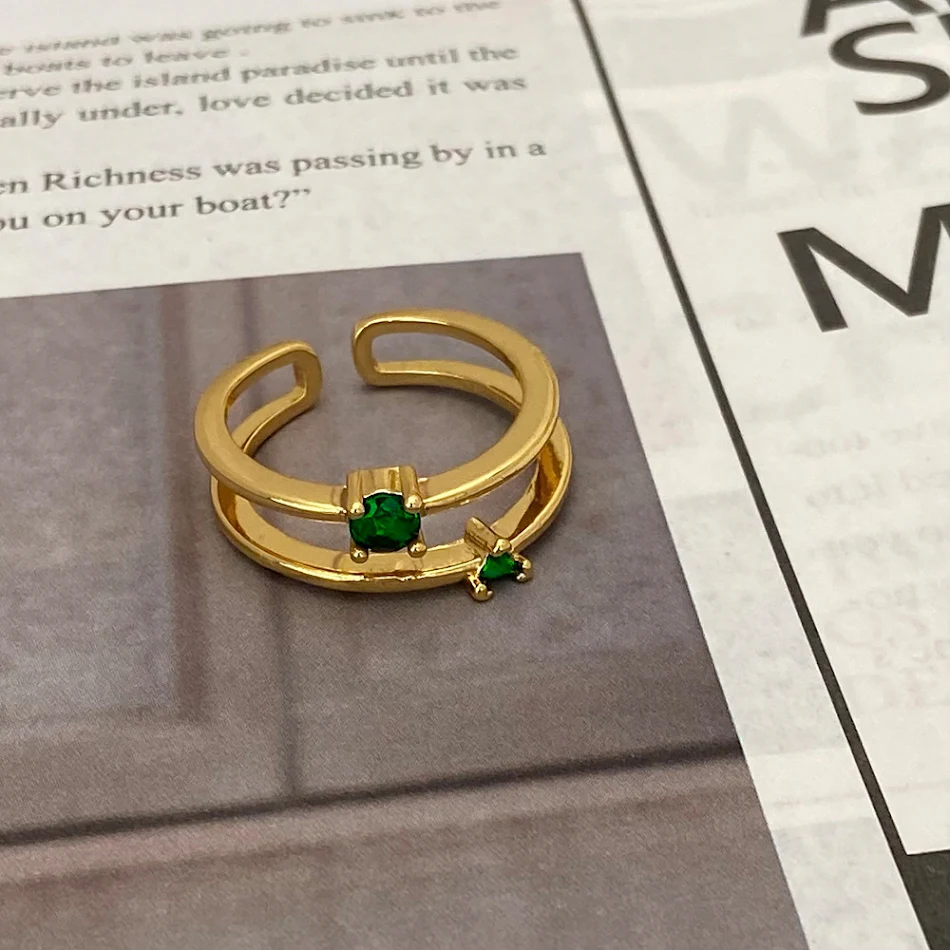 Bague de mode verte avec diamants pour femme, design ouvert et ajustable, un bijou élégant et étincelant pour sublimer votre style quotidien.