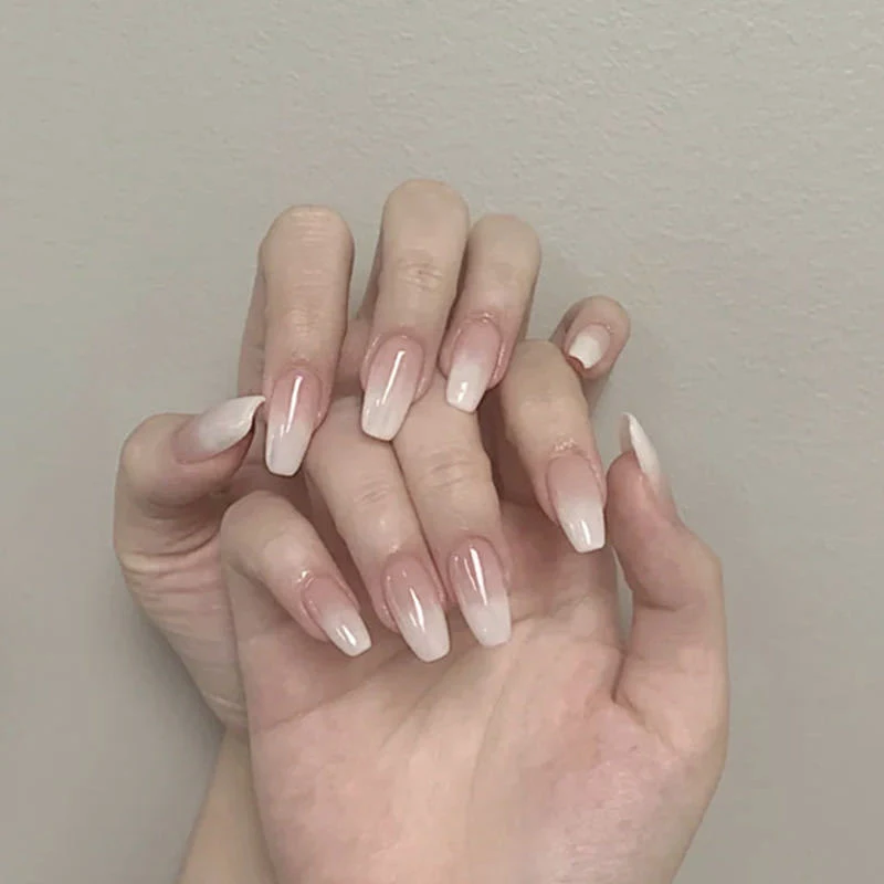 Uñas Wear Armor Diamond In The Debris acabado brillante. Belleza duradera con diamantes en los detalles, resistencia y elegancia para tus manos.