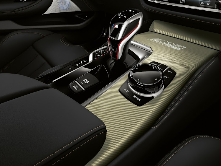 Shimmering gold surfaces decorate the dashboard, door trim sections and centre console.