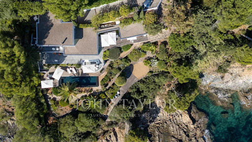 Modern villa with pool overlooking the sea in this luxury property for seasonal rental in La Croix-Valmer (320 m²)
