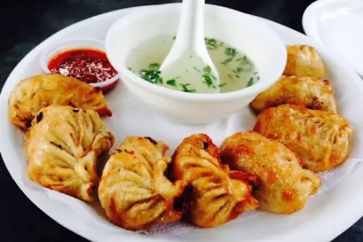 Veg Mixed Schezwan Fried Momos [6 Pieces]