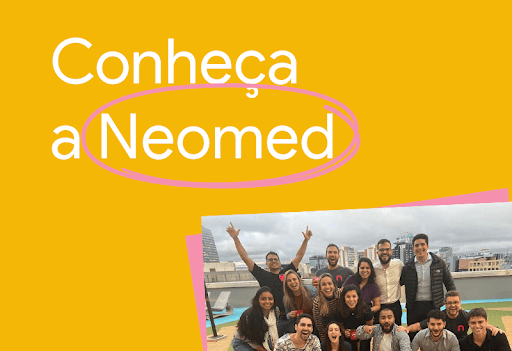 Sobre fundo amarelo, texto com os dizeres "Conheça a Neomed". Abaixo do texto, há uma foto da equipe da Neomed.