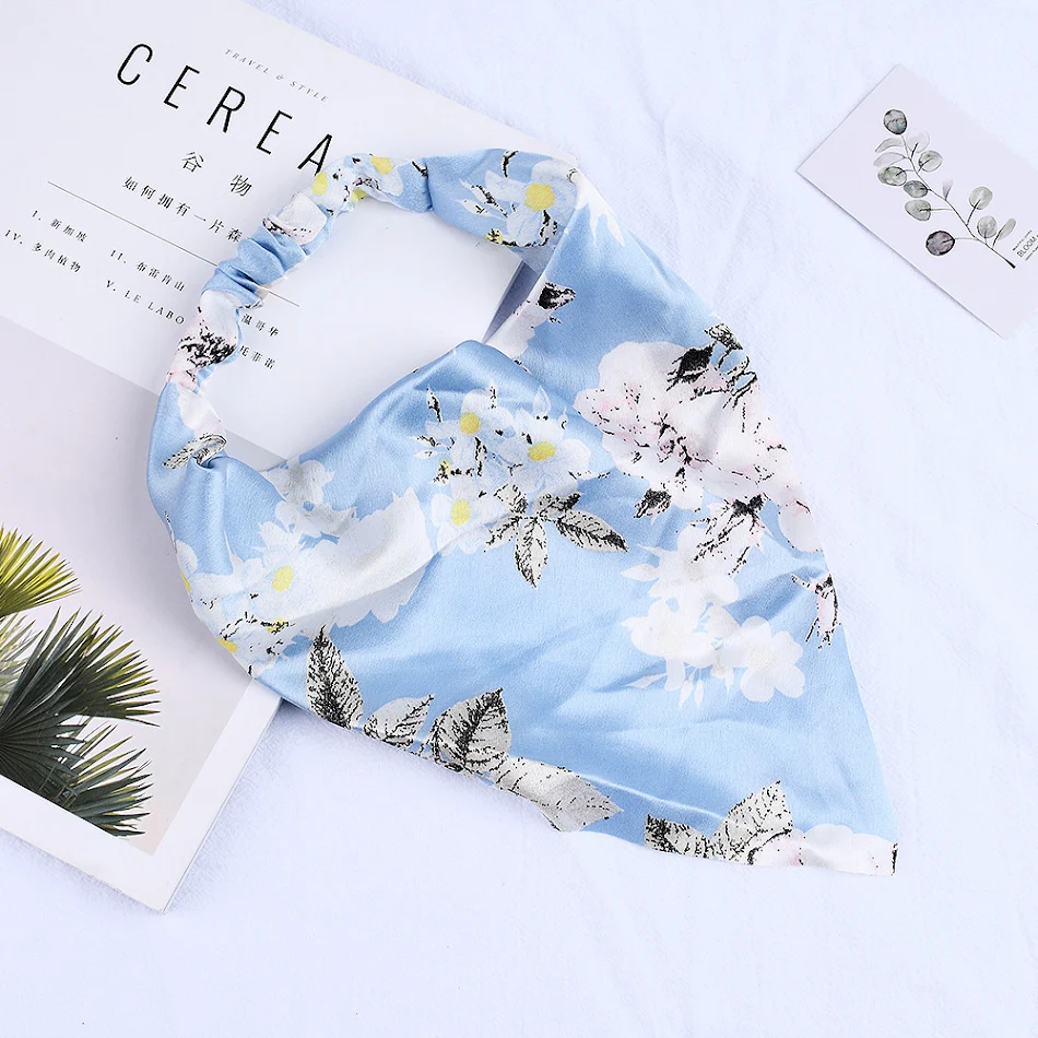Sac bohémien imprimé pour femme et bandeau assorti. Un ensemble élégant et pratique, idéal pour compléter votre look avec une touche bohème.