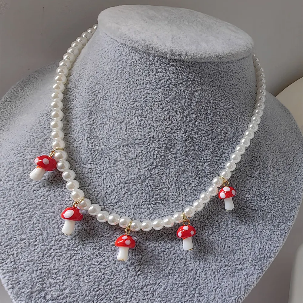 Title 2, Collier pendentif champignon émaillé rouge, un ...