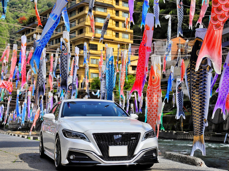 クラウンセダンの鯉のぼりコラボ🎏・過去pic・ドライブ・熊本・杖立温泉に関するカスタム事例の投稿画像1枚目