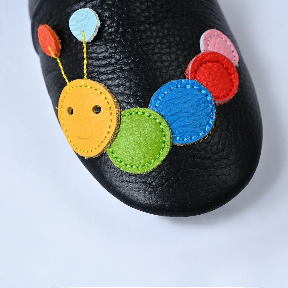 Babyschoenen en peuterschoenen met antislipzool. Veilig en comfortabel voor kruipen en de eerste stapjes, ideaal voor groeiende voetjes.