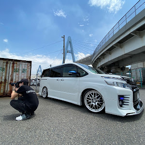 ヴォクシー ZRR80W