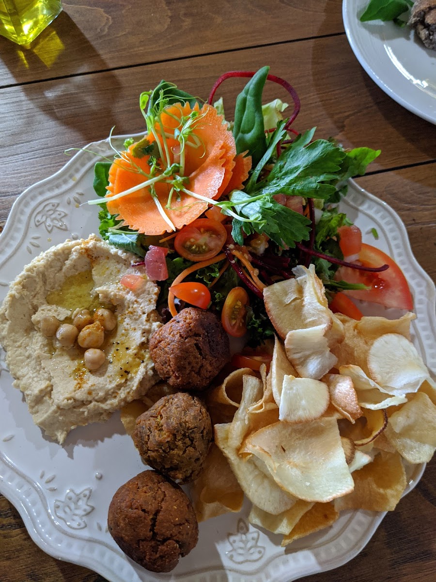 Falafel paradise salad