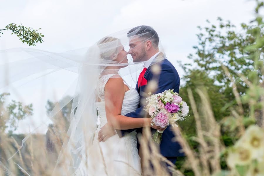 Fotógrafo de casamento Beverley Battersby (imnotsleepy). Foto de 2 de julho 2019