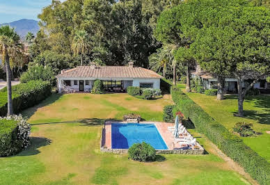 Seaside villa with pool and garden 3