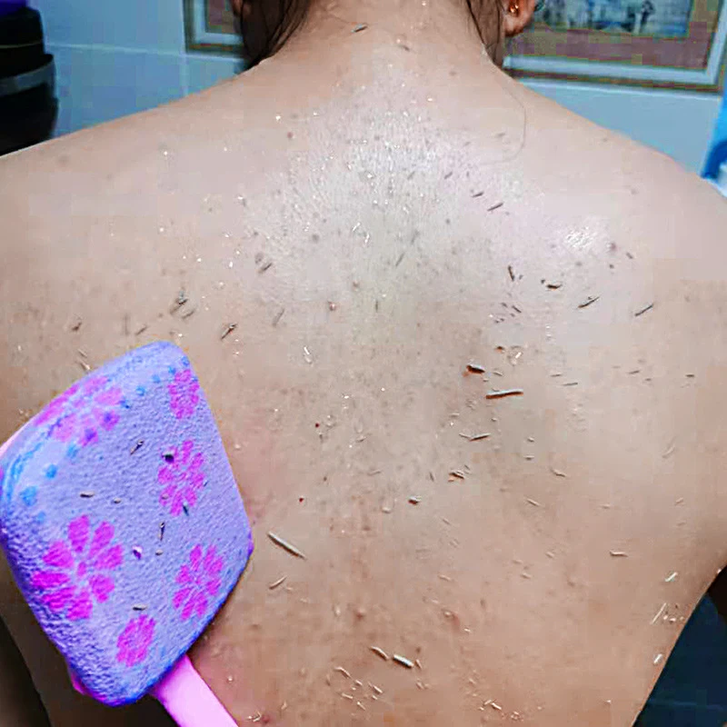 Brosse de douche douce en sassafras pour femmes, rétractable, pour une exfoliation délicate et une peau propre et éclatante.