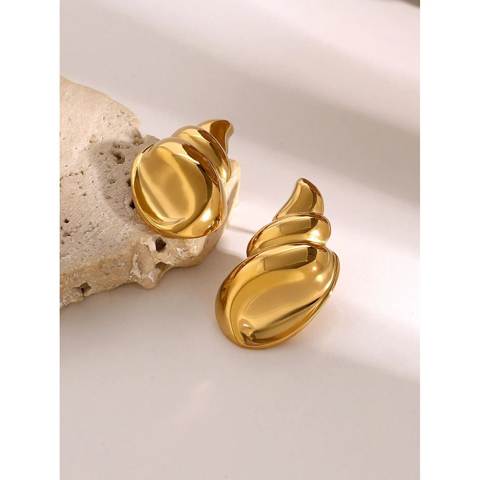 Brincos de Concha 18K Aço Inoxidável Tridimensionais com Brilho, Design Elegante, Resistente, Presente Perfeito, Conforto e Sofisticação.