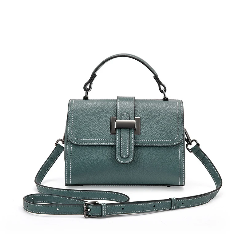 Modna Crossbody Torbica od Prave Kože, Mala Kvadratna, Svestrana i Prenosiva. Savršena za Rame, Idealna za Svaki Stil.