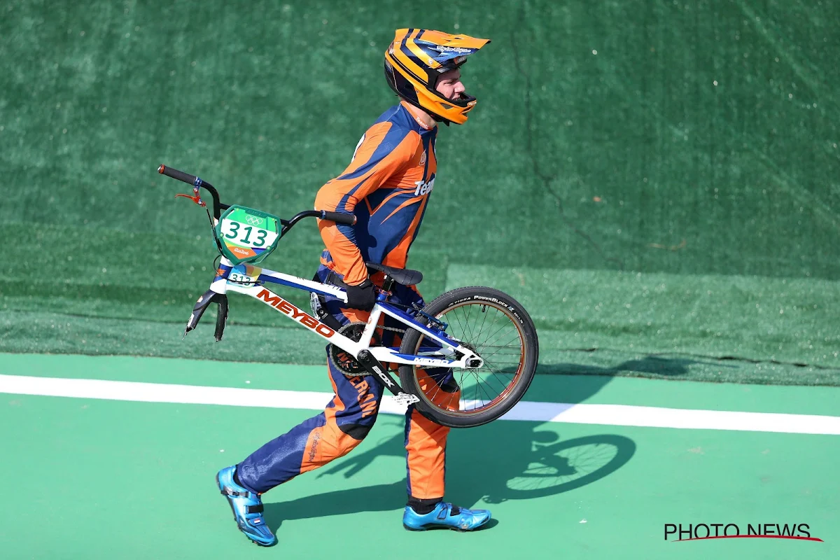 🎥 Alsof het met val van Van der Poel niet erg genoeg was voor Nederland: BMX'er knalt op overstekende official