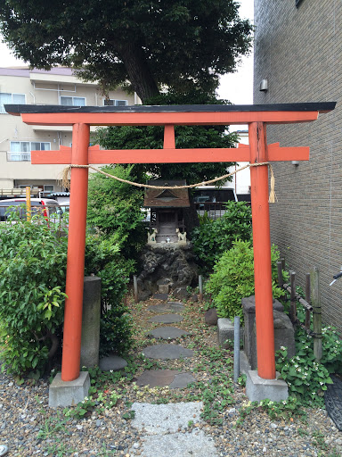 鳥居と祠とお狐様