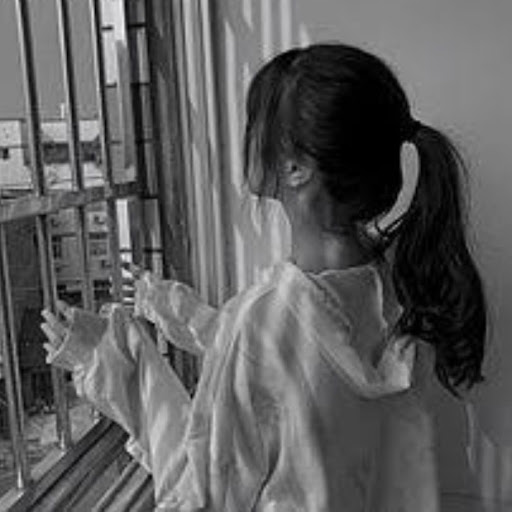 こ こ は .