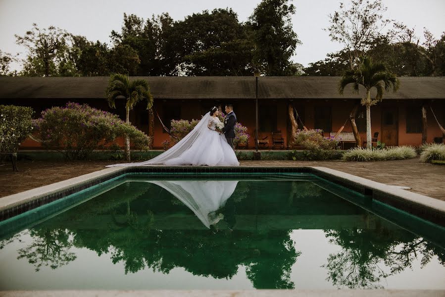 Fotografo di matrimoni Pixel Estudio (pixelestudiosv). Foto del 5 dicembre 2019