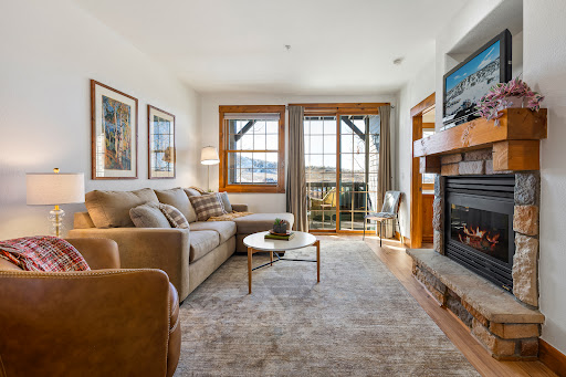 Luxury property for sale in Granby (United States) - Living room with fireplace and sectional sofa