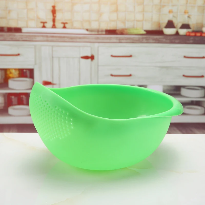 Passoire à riz avec égouttoir intégré pour un lavage et un égouttage efficaces. Préparez votre riz facilement et rapidement grâce à cet outil pratique.