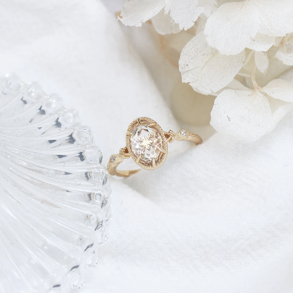 Blumenring-Anhänger für Ihren Mode-Persönlichkeitsglanz. Unterstreichen Sie Ihren Stil mit diesem stilvollen floralen Accessoire.