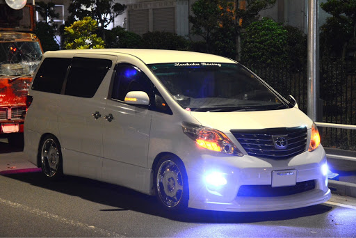 アルファードのドライブ・ホイール交換・20アルファード・街宣車