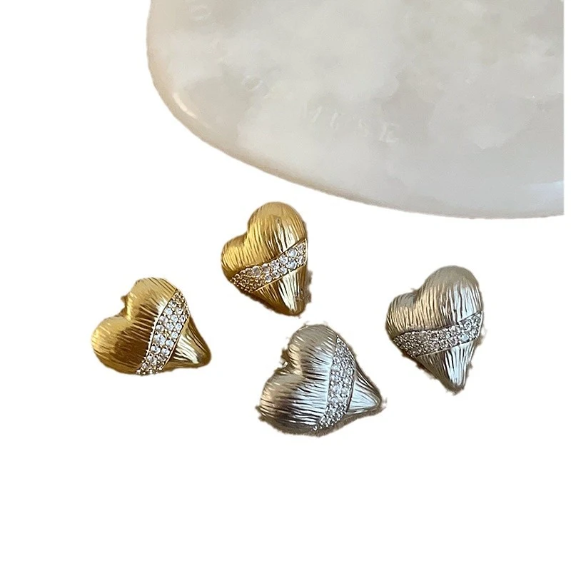 Boucles d'oreilles clous en zircon cœur pour femmes, mode minoritaire, un accessoire élégant et délicat pour sublimer votre féminité.