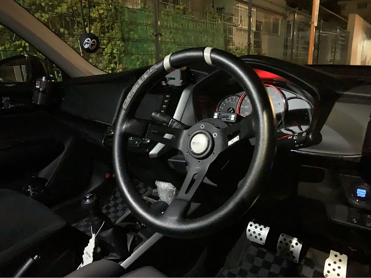 カローラアクシオのカローラのくせにMOMO・FFだけどDRIFTINGに関するカスタム事例の投稿画像1枚目