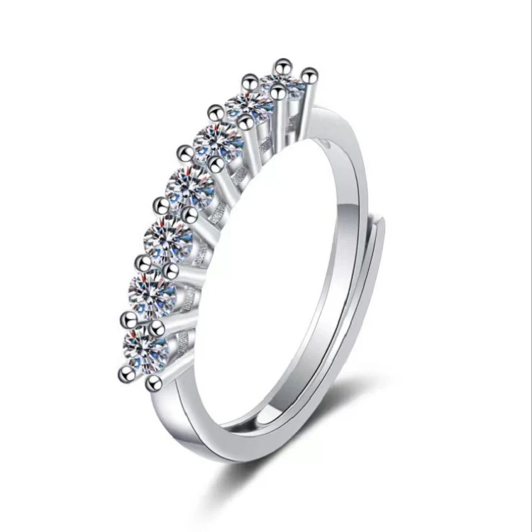 Bague ouverte 1 carat Moissanite classique six griffes. Élégance intemporelle et éclat sublime. Le bijou idéal pour sublimer votre style.