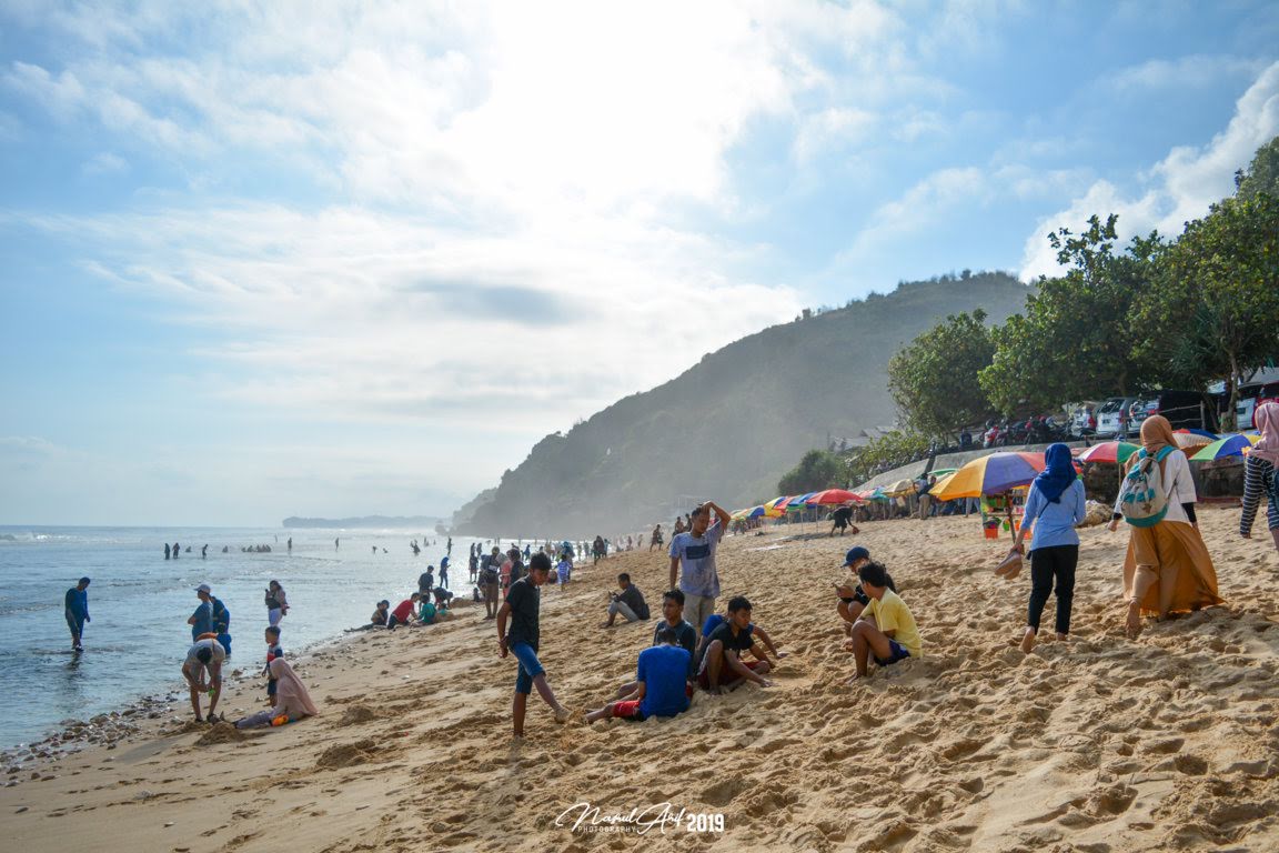 Suasana pantai pok tunggal saat liburan lebaran