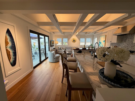 Open living room and kitchen with island - Rent this luxury house in Hermosa Beach, 3 bedrooms