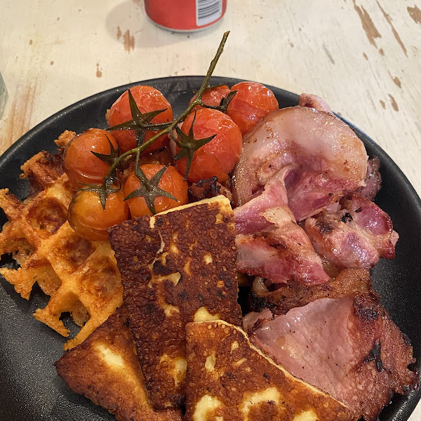 Made my own breakfast with bacon, tomato and halloumi on chaffles!