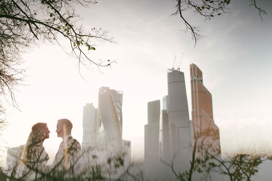 Fotógrafo de casamento Maks Kerzhencev (maxkerzh). Foto de 22 de setembro 2015