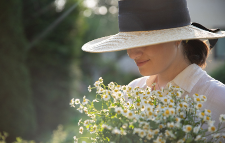 Girl hat daisy flowers small promo image