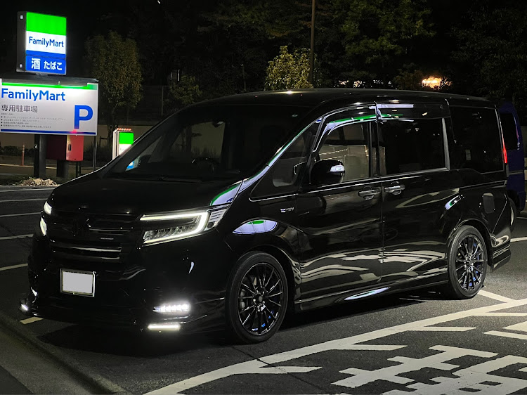 ステップワゴンの無限エアロ・ブラックスタイル・ファミマの駐車場・スカイラインGT-Rに関するカスタム事例の投稿画像1枚目