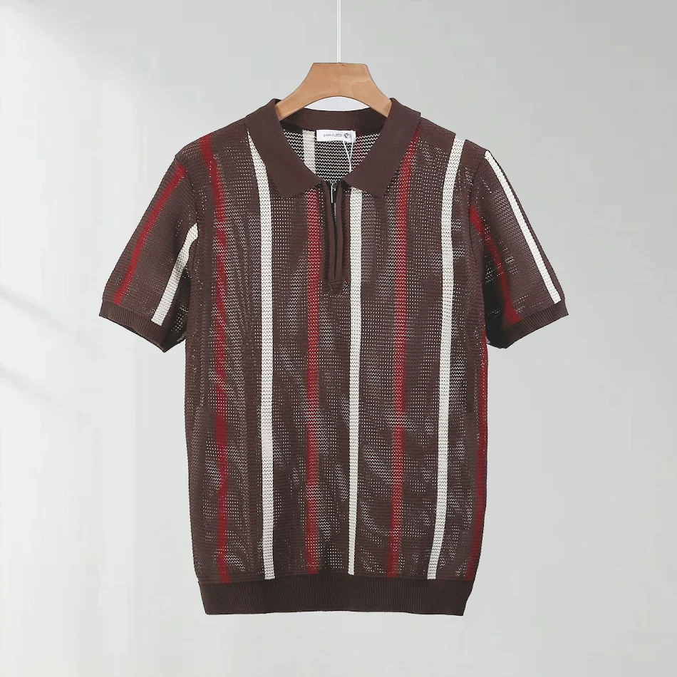 Polo tricoté à manches courtes en maille ajourée, respirant et élégant. Idéal pour l'été, frais et confortable, parfait pour un usage quotidien et décontracté.