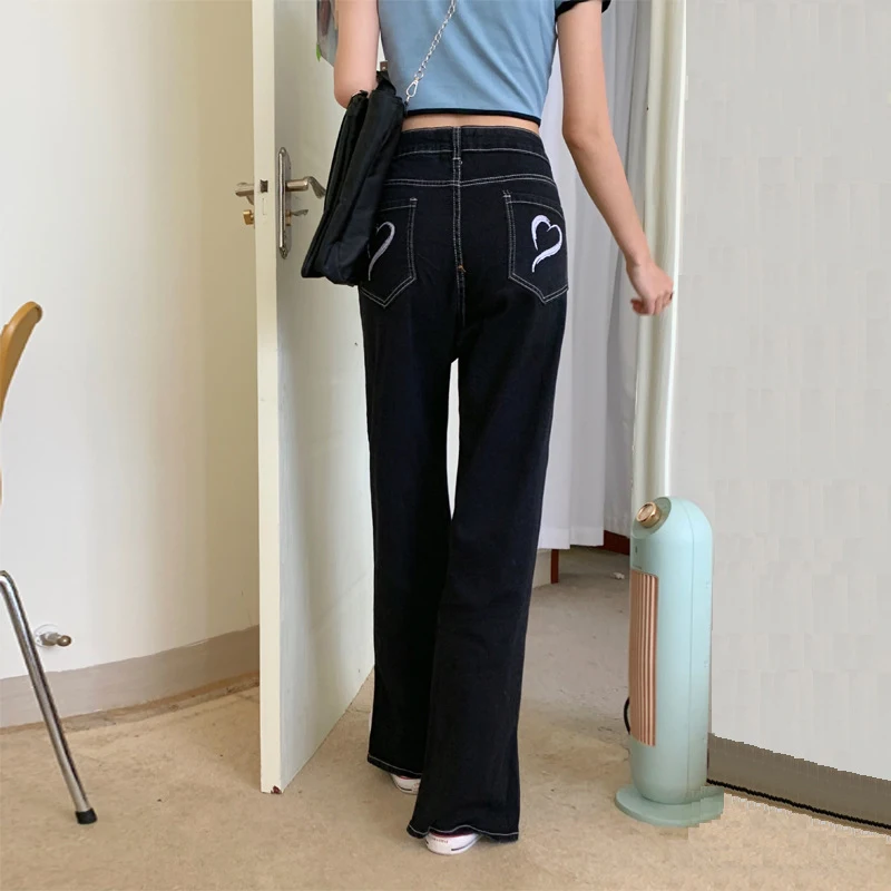 Jean pêche grande taille taille haute micro-évasé avec fente à la hanche. Confort et silhouette sublimée pour un look tendance.