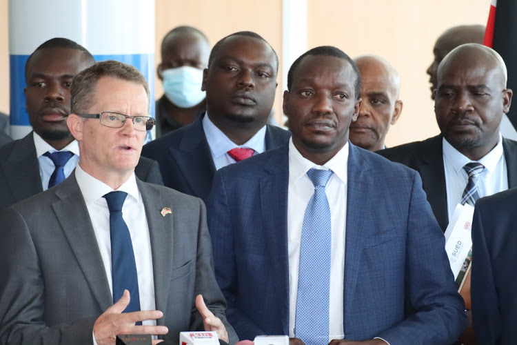 UK Deputy High Commissioner to Kenya Julius Court and Kisii Governor Simba Arati during a media briefing on Kenya-UK health partnerships in Nairobi on September 29, 2022