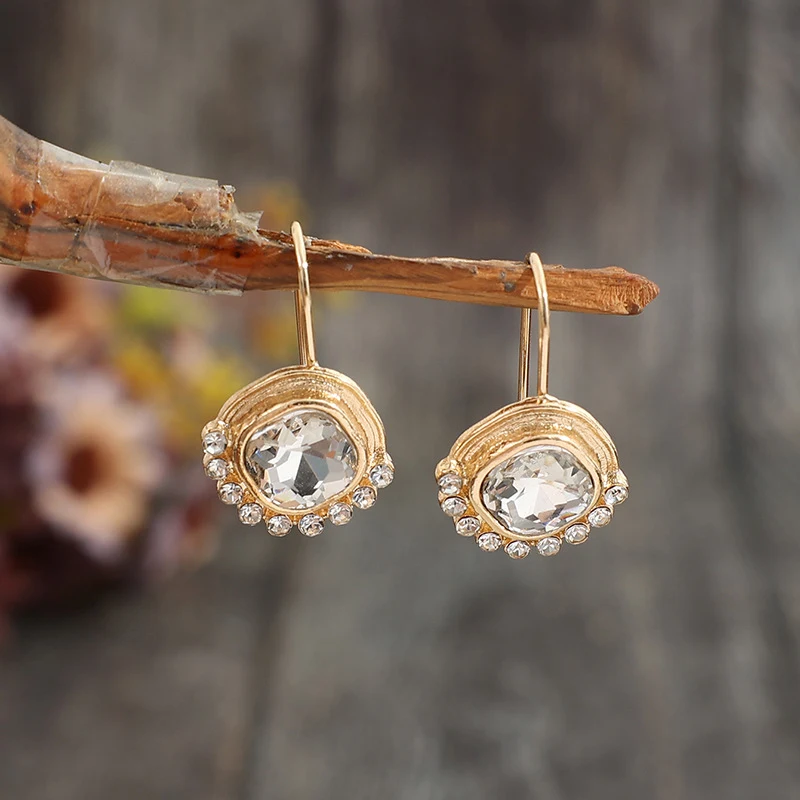 Boucles d'oreilles bohèmes pour femmes, en alliage, avec diamants et cristaux, parfaites pour un look élégant et scintillant.