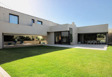 Contemporary house with pool and garden 8