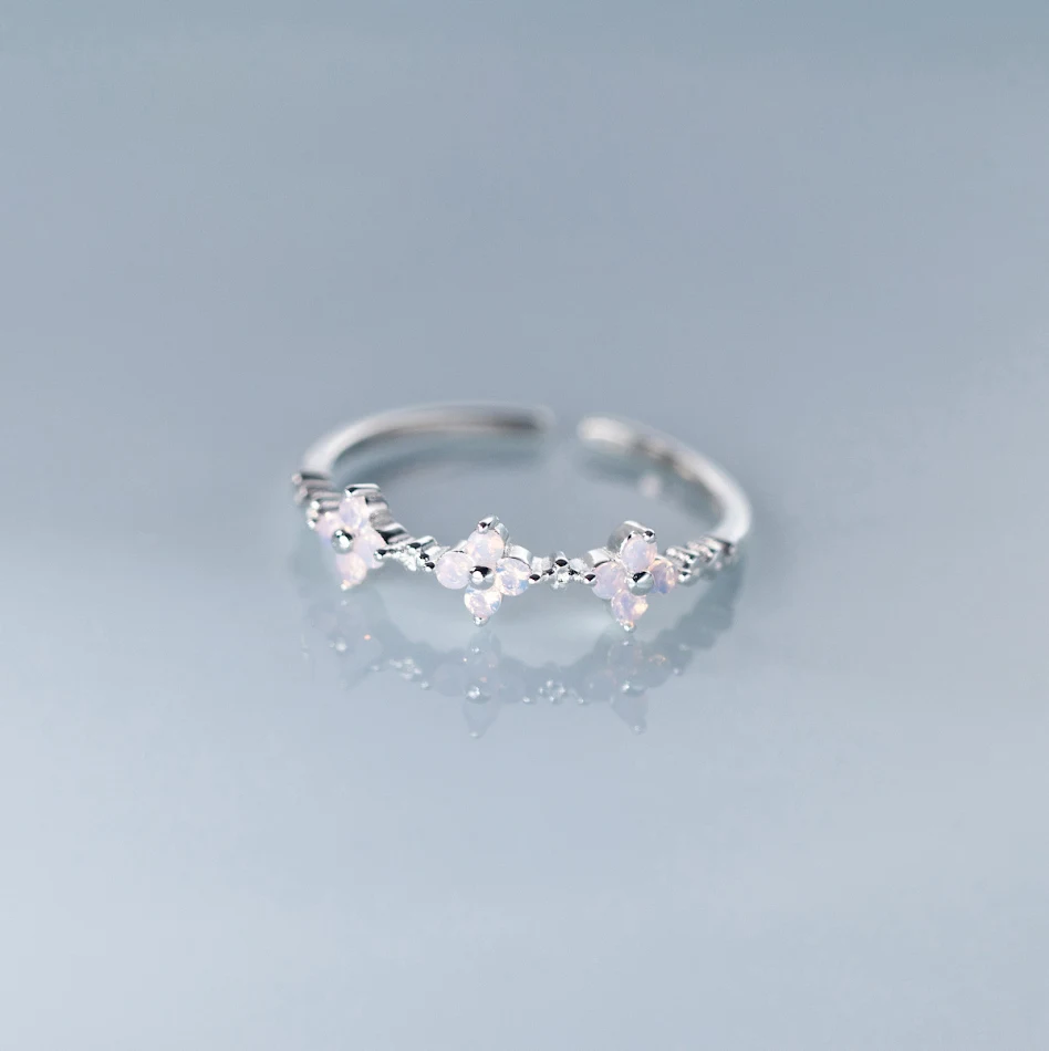 Bague en argent S925 avec fleurs et diamants pour petit index. Élégance discrète et éclat quotidien pour votre doigt.