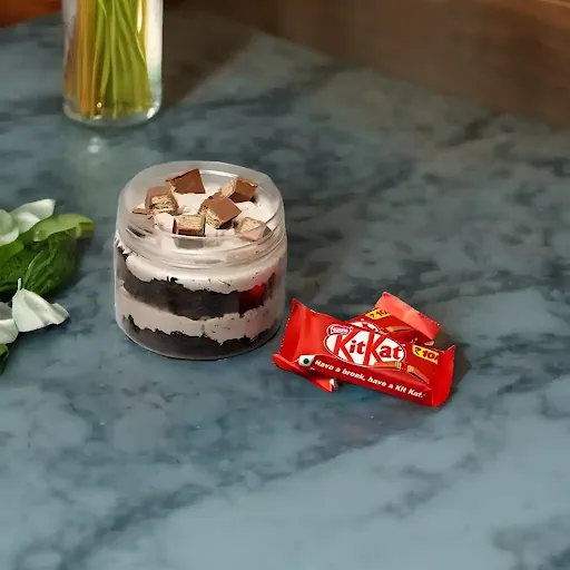 Eggless KitKat Jar Cake