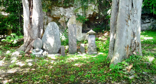 寒沢寺の石塔群