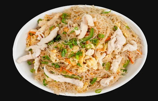 Stir Fried Rice Noodles With Chicken