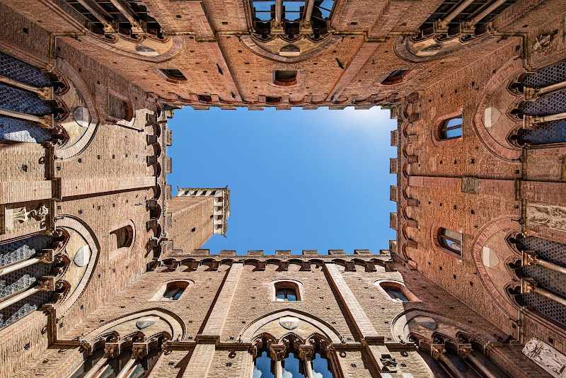 Siena, cortile del Podestà di Dariagufo