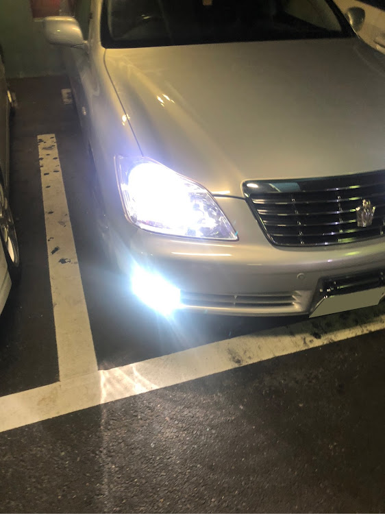 クラウンロイヤルのDIY・バルブ交換・HID・ナンバーステー取り付けに関するカスタム事例の投稿画像1枚目